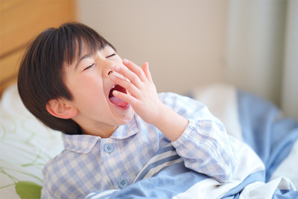 あくびをする子ども