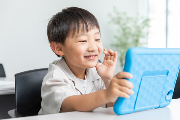 デジタル機器を触る男の子